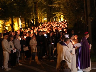 /Slike/250411 Križni put za mlade na Ksaveru/250411 Križni put za mlade na Ksaveru (13).JPG