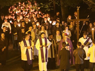 /Slike/250411 Križni put za mlade na Ksaveru/250411 Križni put za mlade na Ksaveru (17).JPG