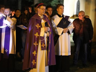 /Slike/250411 Križni put za mlade na Ksaveru/250411 Križni put za mlade na Ksaveru (19).JPG