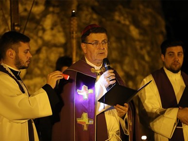 /Slike/250411 Križni put za mlade na Ksaveru/250411 Križni put za mlade na Ksaveru (26).JPG