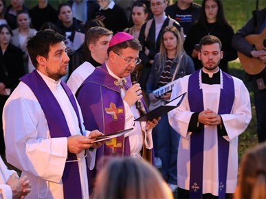 /Slike/250411 Križni put za mlade na Ksaveru/250411 Križni put za mlade na Ksaveru (3).JPG